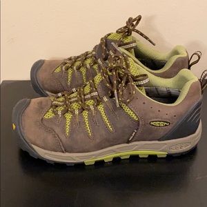 Brand new KEEN SZ 6 hiking